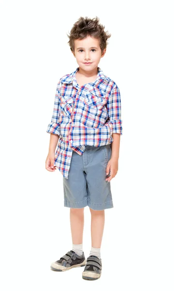 Непослушный маленький мальчик в шортах и рубашке — стоковое фото