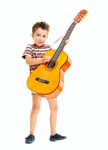 Mały chłopiec gra na gitarze akustycznej — Zdjęcie stockowe