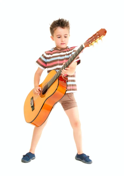 Malý chlapec hraje na akustickou kytaru Stock Fotografie