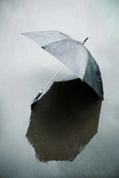 Дождь и влажный зонтик — стоковое фото