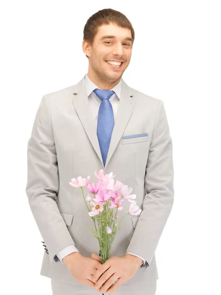 Yakışıklı adamla el çiçekleri — Stok fotoğraf
