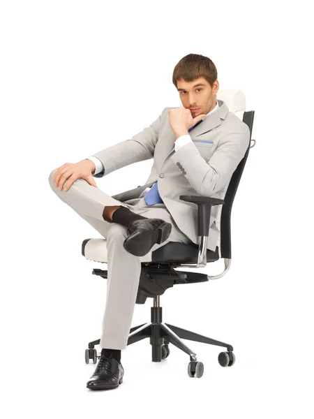 Jeune homme d'affaires assis sur une chaise — Photo