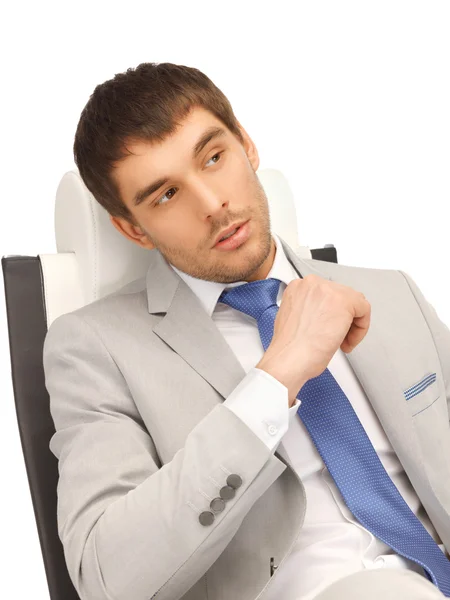 Młody biznesmen, siedząc w fotelu — Zdjęcie stockowe