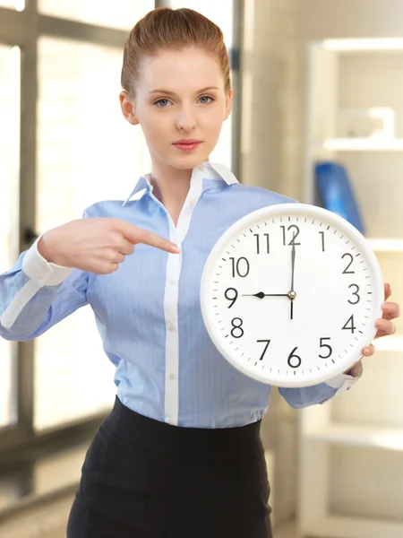 Femme d'affaires attrayante avec horloge — Photo