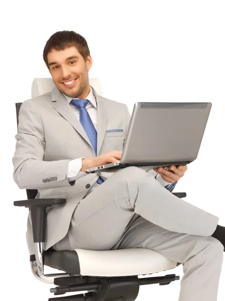 Ung affärsman som sitter i stol med laptop — Stockfoto