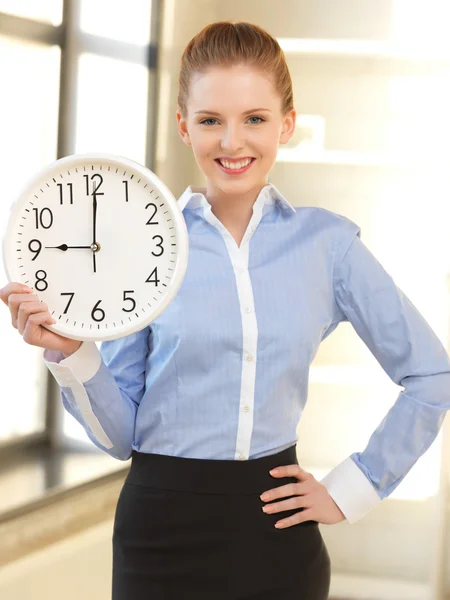 Aantrekkelijke zakenvrouw met klok — Stockfoto