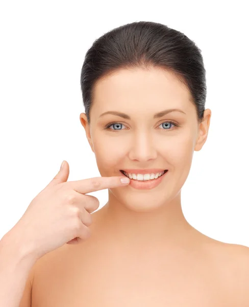 Mujer hermosa señalando a los dientes — Foto de Stock