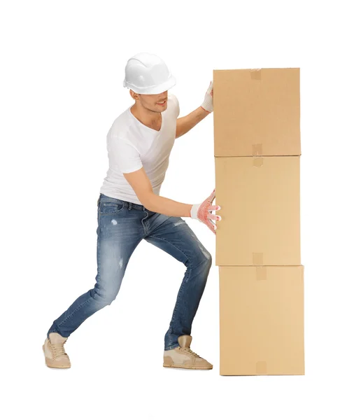 Construtor bonito movendo grandes caixas — Fotografia de Stock