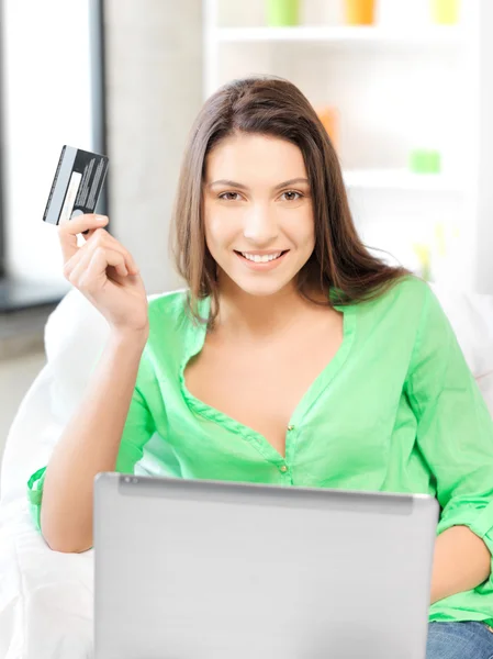 Donna felice con computer portatile e carta di credito — Foto Stock