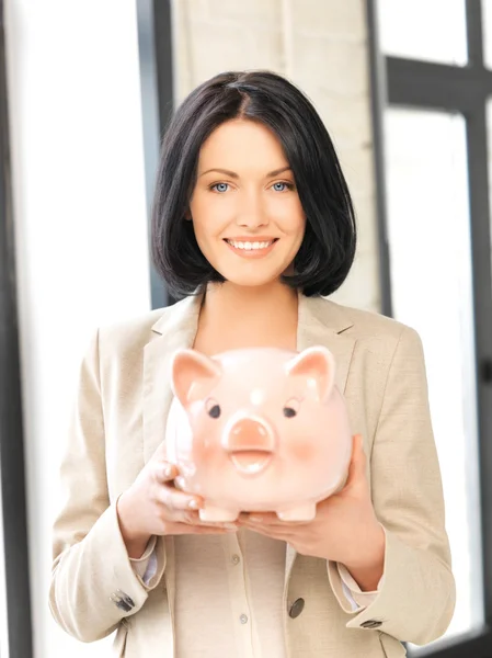 Mulher encantadora com banco porquinho — Fotografia de Stock