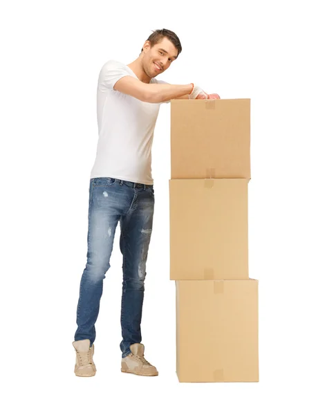 Hombre guapo con cajas grandes — Foto de Stock