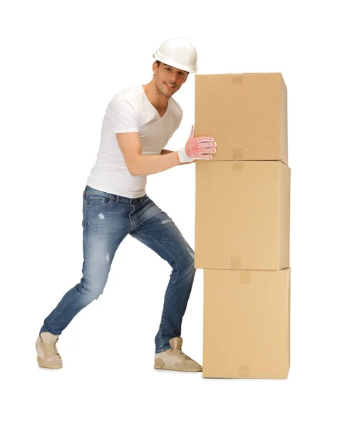 大きな箱の移動ハンサムなビルダー — ストック写真