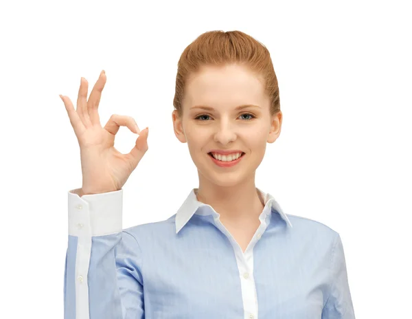 Młoda kobieta pokazując ok znak — Zdjęcie stockowe