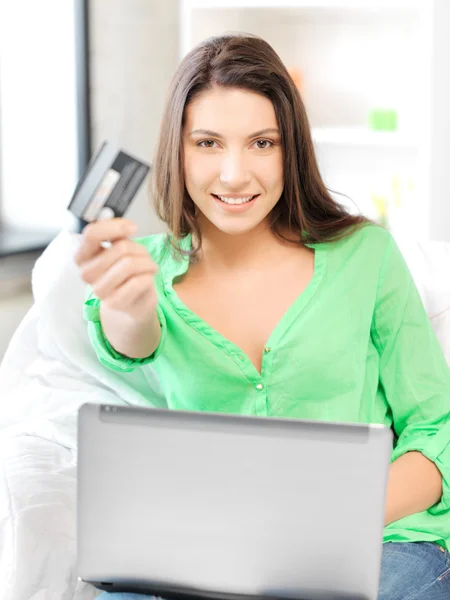 Ευτυχισμένη γυναίκα με φορητό υπολογιστή και πιστωτικών καρτών — Φωτογραφία Αρχείου