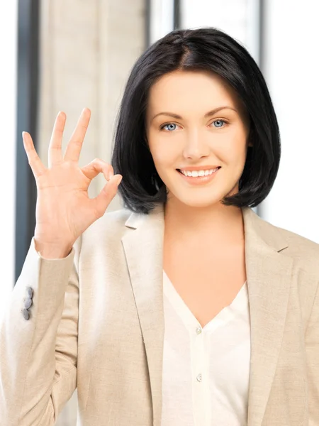 Mujer joven mostrando signo ok —  Fotos de Stock