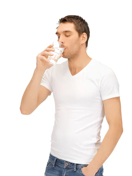 水のガラスと白いシャツの男 — ストック写真