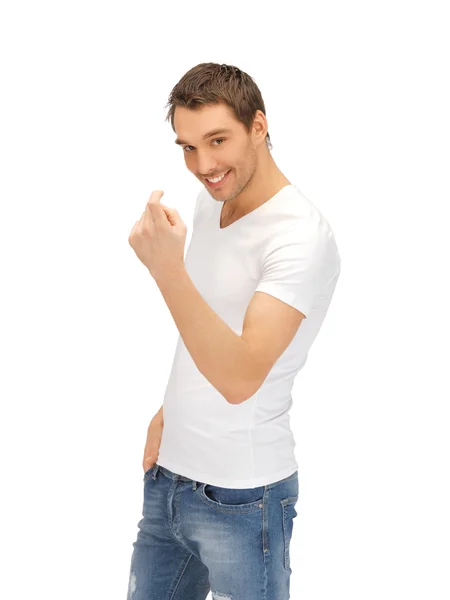 Мужчина в белой рубашке делает привлекательный жест — стоковое фото