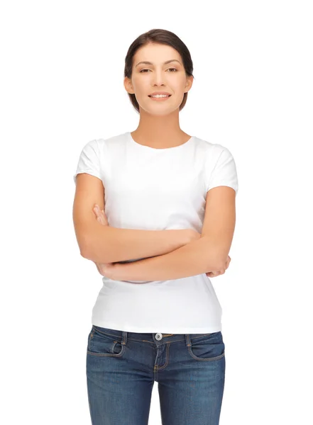Leende kvinna i blank vit t-shirt — Stockfoto