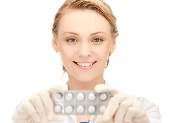 Aantrekkelijke vrouwelijke arts met pillen — Stockfoto