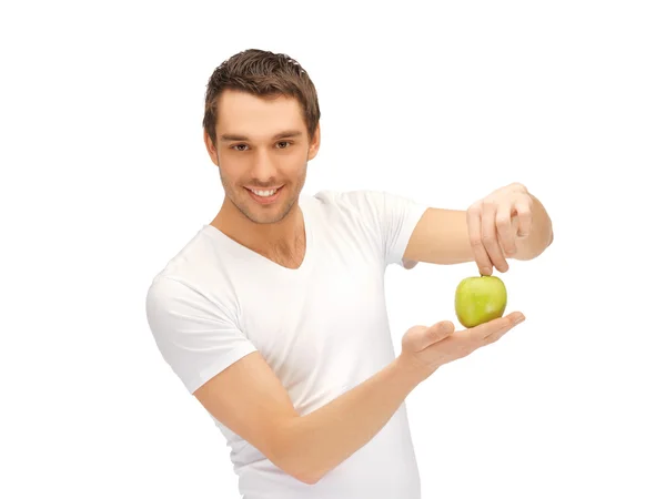 Мужчина в белой рубашке с зеленым яблоком — стоковое фото