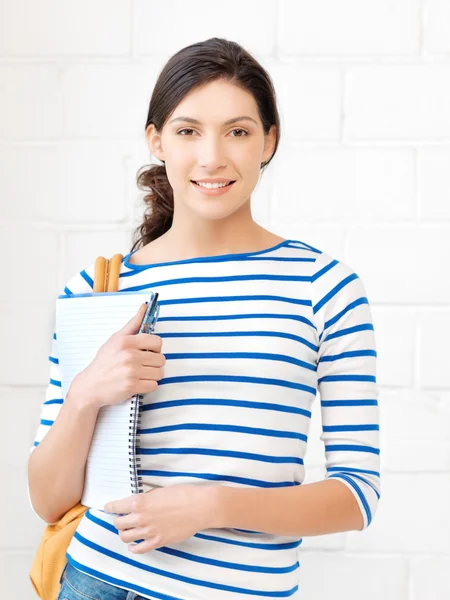 Menina adolescente feliz e sorridente com bloco de notas grande — Fotografia de Stock