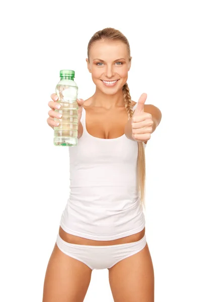 Junge schöne Frau mit Flasche Wasser — Stockfoto