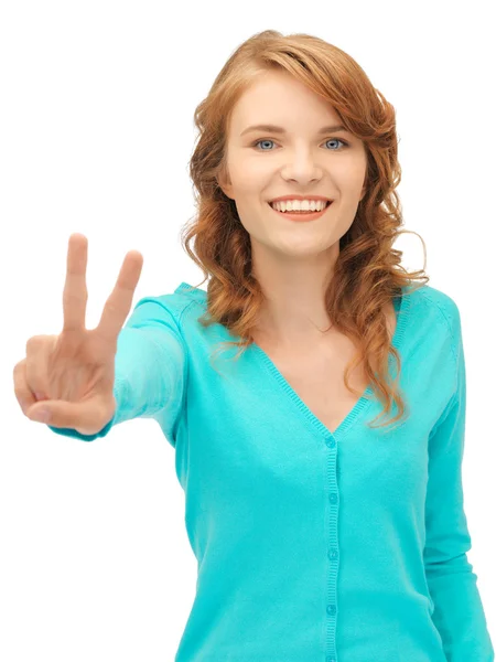 Adolescente chica mostrando señal de victoria —  Fotos de Stock