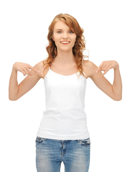 Usmívající se dospívající dívka v prázdné bílé tričko — Stock fotografie