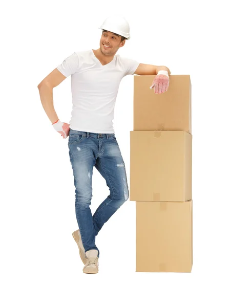 大きな箱とハンサムなビルダー — ストック写真