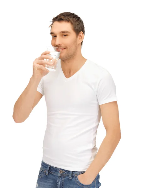 Człowiek w białej koszuli z szklanką wody — Zdjęcie stockowe