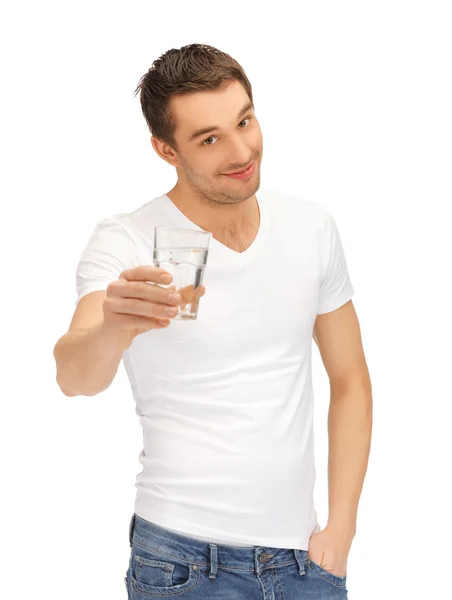 Чоловік у білій сорочці зі склянкою води — стокове фото