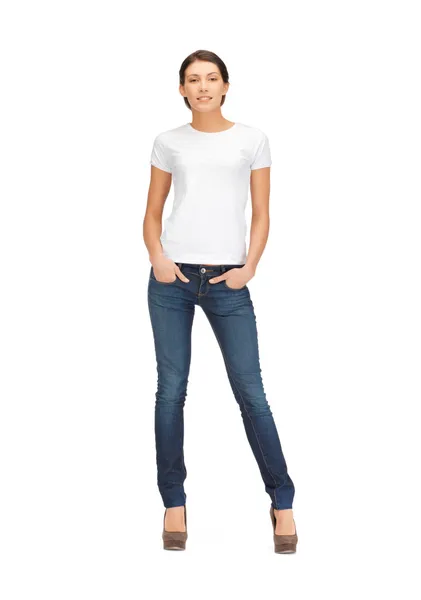 Leende kvinna i blank vit t-shirt — Stockfoto