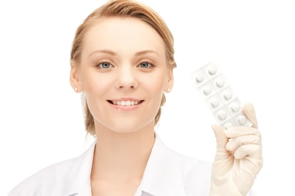 Привлекательная женщина-врач с таблетками — стоковое фото