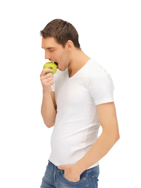 Uomo in camicia bianca con mela verde — Foto Stock