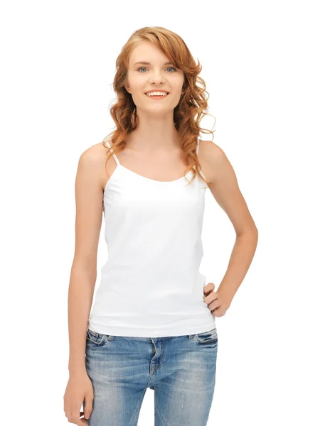 Uśmiechający się nastolatka w puste biały t-shirt — Zdjęcie stockowe