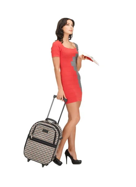 Zamyšlená žena s kufrem a kniha — Stock fotografie