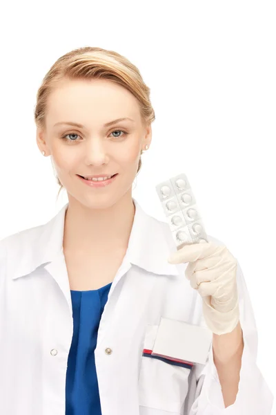Приваблива жінка-лікар з таблетками — стокове фото
