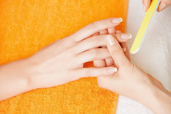 Manicure proces op vrouwelijke handen — Stockfoto