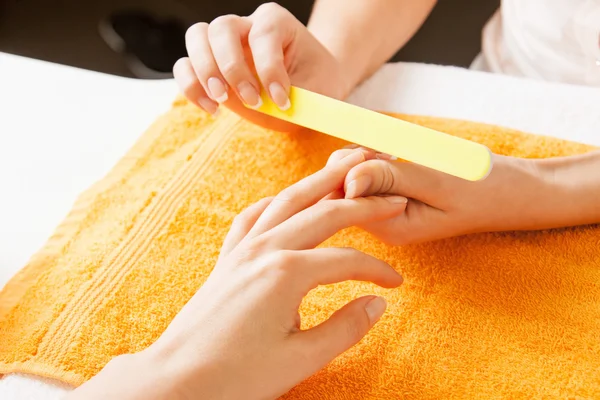 Manicure proces op vrouwelijke handen — Stockfoto