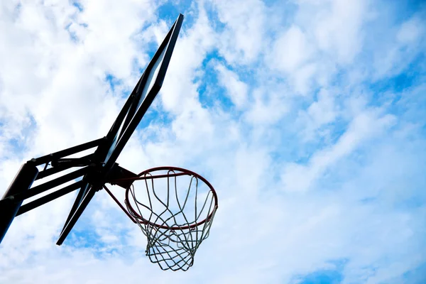 Basketbalové koše nad modrá obloha — Stock fotografie