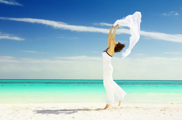 Mujer feliz con sarong blanco — Foto de Stock