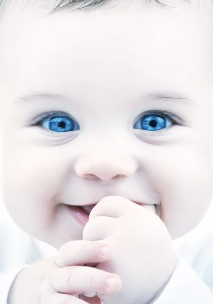 Adorable bebé con ojos azules — Foto de Stock