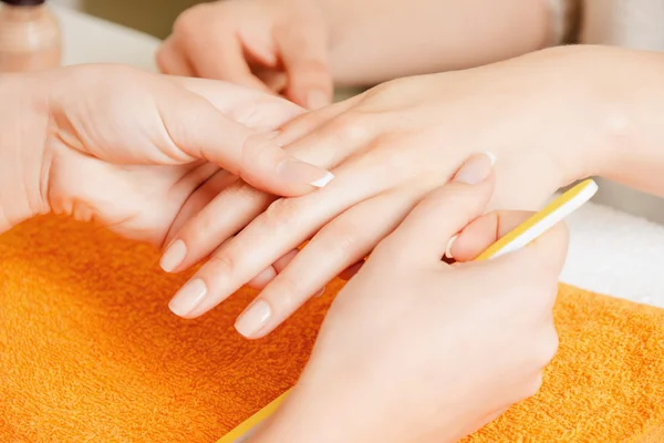 Processo de manicure em mãos femininas — Fotografia de Stock