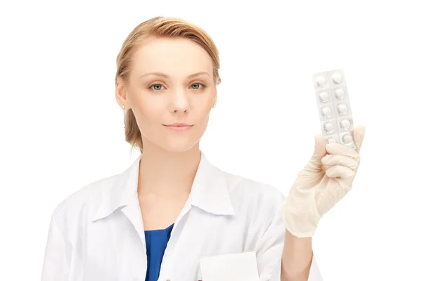Médico feminino atraente com pílulas — Fotografia de Stock