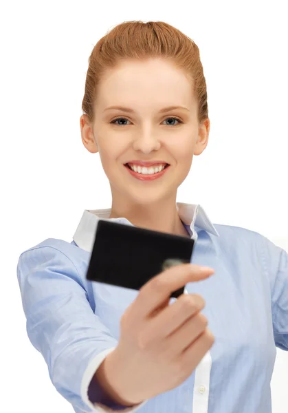 Glückliche Frau mit Kreditkarte — Stockfoto