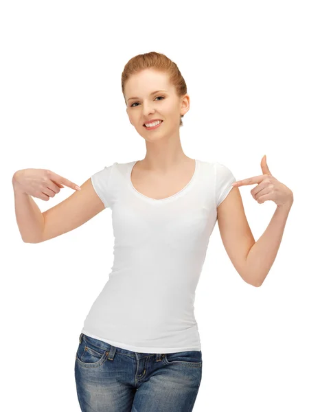Sorrindo adolescente em branco camiseta branca — Fotografia de Stock