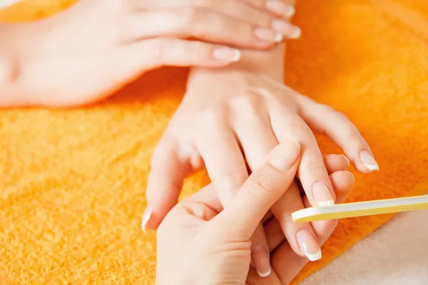 Proceso de manicura en manos femeninas — Foto de Stock
