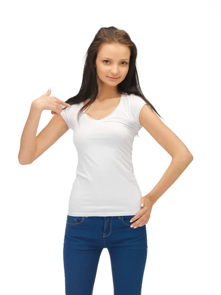 Улыбающаяся девочка-подросток в белой футболке — стоковое фото