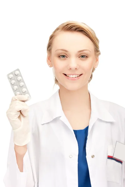 Atractivo médico femenino con pastillas —  Fotos de Stock