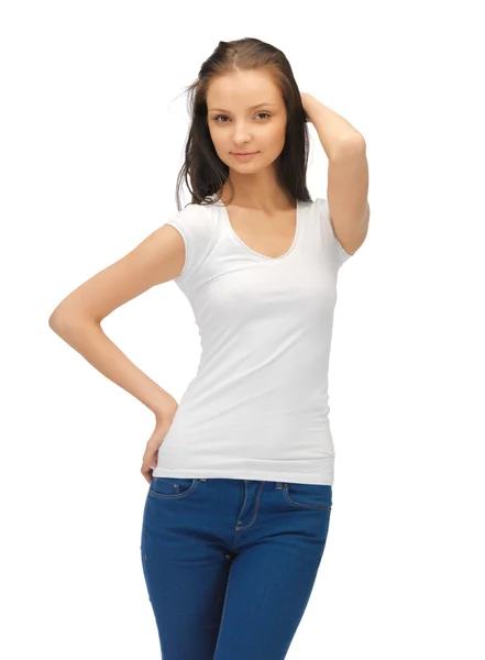 Lachende tienermeisje in lege witte t-shirt — Stockfoto